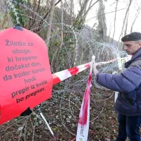 Protest se je končal  s pridržanjem hrva&scaron;kega aktivista (foto+video)