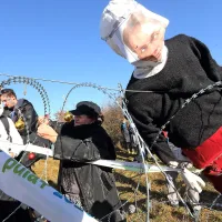 V Brezovici je na žico priletela tudi lutka premierja Mira 
Cerarja in  tam ostala.