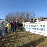 V Brezovici se je na shodu proti žičnati ograji zbralo približno 
150 ljudi.