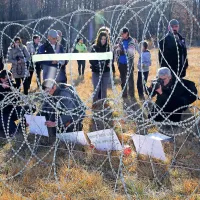 V Brezovici, kjer se je zbralo približno 150 ljudi,  je protest 
dopolnila odbojka, pri kateri je žoga letela čez žico.