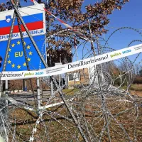 Protest se je končal  s pridržanjem hrva&scaron;kega aktivista (foto+video)