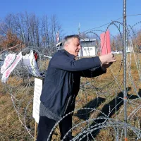 Protest se je končal  s pridržanjem hrva&scaron;kega aktivista (foto+video)