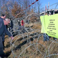 Protest se je končal  s pridržanjem hrva&scaron;kega aktivista (foto+video)