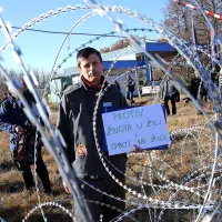 Protest se je končal  s pridržanjem hrva&scaron;kega aktivista (foto+video)