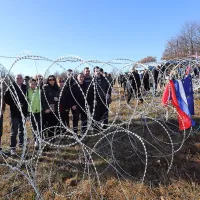 Protest se je končal  s pridržanjem hrva&scaron;kega aktivista (foto+video)