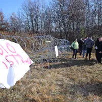 Protest se je končal  s pridržanjem hrva&scaron;kega aktivista (foto+video)