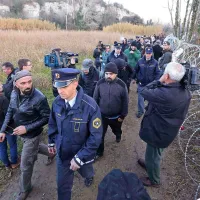 Protest se je končal  s pridržanjem hrva&scaron;kega aktivista (foto+video)