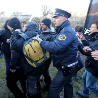 Protest se je končal  s pridržanjem hrva&scaron;kega aktivista (foto+video)