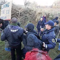 Protest se je končal  s pridržanjem hrva&scaron;kega aktivista (foto+video)