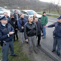 Protest se je končal  s pridržanjem hrva&scaron;kega aktivista (foto+video)