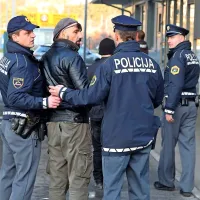 Protest se je končal  s pridržanjem hrva&scaron;kega aktivista (foto+video)