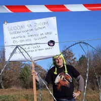 Protest se je končal  s pridržanjem hrva&scaron;kega aktivista (foto+video)