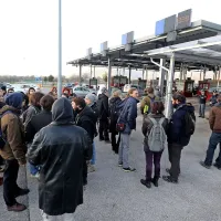 Protest se je končal  s pridržanjem hrva&scaron;kega aktivista (foto+video)