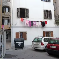 Ribiči sploh še niso mogli prestopiti praga lokacije v pritličju 
dveh stanovanjskih stavb (vhod z Ukmarjevega trga in iz 
Ressljeve ulice), kjer so zanje uredili delovni prostor za 
sestanke, sanitarije in tuš, omarice za ribiško opremo, 
hladilnico in mize za čiščenje rib.
