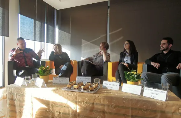 Ji Rongqiang - Chang, Dijana Harčević Ćatić, voditeljica 
okrogle mize dr. Marijanca Ajša Vižintin, Arbnore Avdylaj, 
Ajhan Saliji in dr. Irina Makarova Tominec (na fotografiji z leve) 
so poslušalcem razkrili nekaj svojih izseljensko-priseljenskih 
izkušenj ter nanizali izzive, s katerimi so se srečevali pri 
vključevanju v slovensko družbo. 