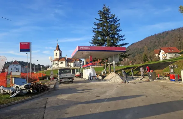 Bivši Petrov servis v Godoviču so podrli, da bodo v večjem 
lahko nudili poštne storitve.