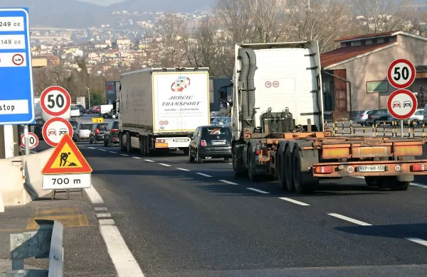  Slišati je bilo, da je poostren nadzor eden od ukrepov proti 
terorizmu, uradno pojasnilo tržaške kvesture pa navaja, da je 
šlo za okrepljeno aktivnost pred prihajajočimi božičnimi in 
novoletnimi prazniki.
