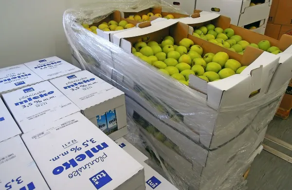 Medtem ko čakajo na prehranske pakete, kupljene s pomočjo evropskega sklada za najbolj ogrožene ljudi, Rdečemu 
križu pomagajo tudi dobrodelni posamezniki in podjetja.