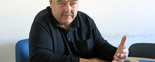 Bogdan Zoratti razlaga, da je tretjino svojega delovnega časa 
prebil med papirji, tretjino na pogajanjih in tretjino na terenu.