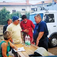  “Tovornjak v ozadju smo priskrbeli za hlajenje pitne vode za 
gasilce,” se Zoratti (desno) spomni ob pogledu na prizor iz 
štaba ob prvem velikem požaru na Krasu.       
