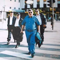 Zoratti (v ospredju) je bil med tistimi, ki so bili leta 1996 
zadolženi za nudenje prve pomoči na srečanju papeža 
Janeza Pavla II z mladimi v Postojni. Prvi za  njim koraka še 
ena ikona CZ na ožjem Goriškem: Stanislav Črvič.     