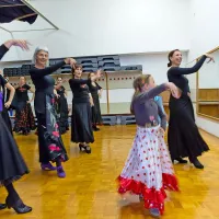 V flamenku ni vse v topotanju z nogami, še pomembnejši so   
dovršeni gibi dlani in zapestij. 