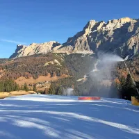 Če je le dovolj hladno, topovi v Dolomitih  s polno paro streljajo sneg.