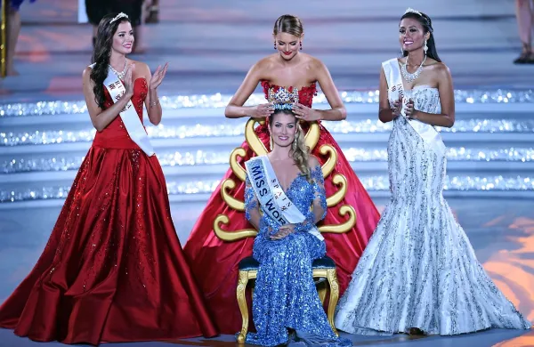 Miss sveta je postala 23-letna Španka Mireia Lalaguna Royo, 
krono ji je predala  lanskoletna najlepša Zemljanka, lepotica iz 
Južnoafriške republike.