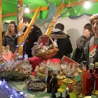 Celoten izkupiček od prodaje napitkov in peciva bodo 
darovali za družino iz tamkajšnjih krajev.