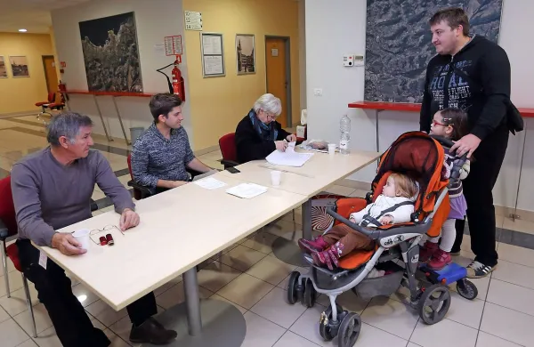 Do 16. ure se je referenduma o noveli zakona o zakonski zvezi 
in družinskih razmerjih udeležilo 428.285 volivcev oziroma 
24,99 odstotka vseh volilnih upravičencev.