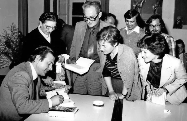 Fulvio Tomizza se leta 1980  podpisuje  obiskovalcem literarnega večera v Kopru.