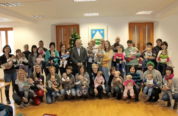 Veselje ob rojstvu otrok spremljajo tudi obveznosti za ustrezno varstvo, šolanje in  pozneje za zaposlitev in zagotavljanje stanovanj.