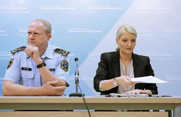 Ministrica za notranje zadeve Vesna Györkös Žnidar in 
generalni direktor policije Marjan Fank 