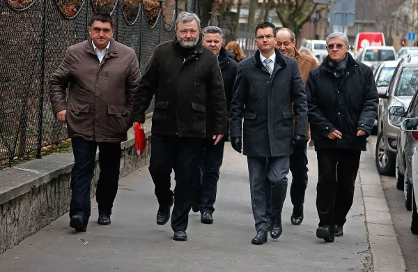 Predstavniki združenj občin so  na vlado prinesli 144 podpisanih izjav županj in županov, s katerimi zahtevajo odstop 
finančnega ministra Dušana Mramorja.