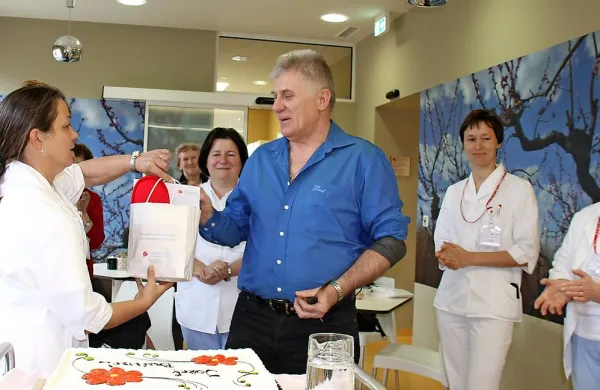 V Centru za transfuzijsko  dejavnost Nova Gorica so se 
pretekli teden veselili z  novim vitezom  krvodajalstva. Jožef 
Bučinel iz Ajdovščine je  kri daroval že  stotič.