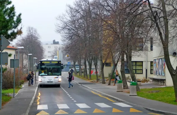 Večina sežanskih dijakov se z avtobusi domov lahko odpelje  kmalu po 14. uri, komenski pa 
morajo po novem na avtobus čakati uro dlje, do 15.10.  