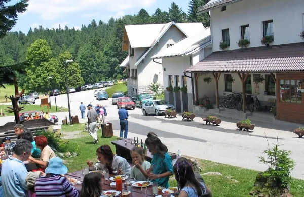 Gostišče na Mašunu predstavlja bistven del ponudbe na tej 
priljubljeni izletniški točki. 