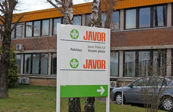 Nekdanjim zaposlenim propadla  družba Javor vezane plošče 
dolguje približno 1,5  milijona evrov.  