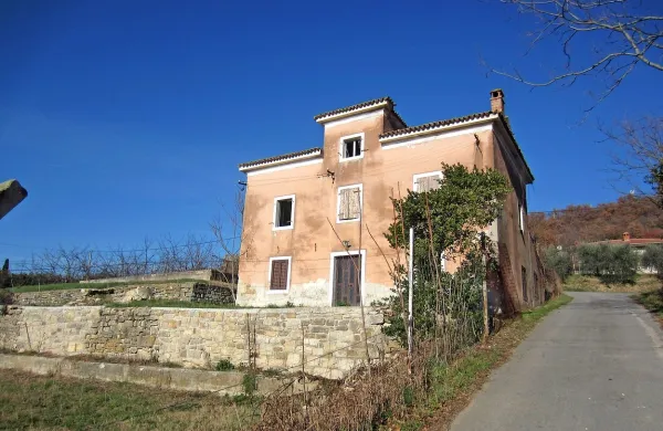 Družba Vinakoper v Sečovljah, na vzpetini nad tamkajšnjimi 
vinogradi in sadovnjaki,  prodaja hišo iz leta 1900 in zanjo 
pričakuje 180.000 evrov. 