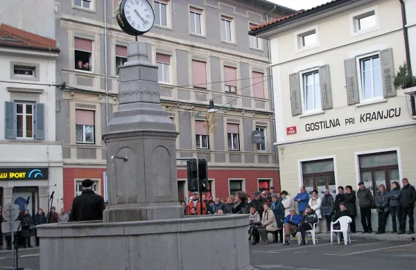  Replika ure, ki je skrivnostno izginila pred skoraj stotimi leti, 
se je vrnila na fontano in “tminski plac”. Domačini si želijo, da 
bi se od tam preselila policija in bi trg končno zaživel. 