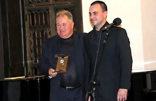 Predsednik BK Brda  Zvezdan Prinčič (levo)  je priznanje za  50 
let delovanja kluba prejel iz rok prvega moža  BZS Sandija  
Kofola.



