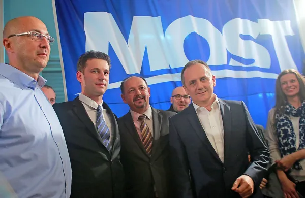 Predsednika hrvaških strank Most neodvisnih list in HDZ 
Božo Petrov in Tomislav Karamarko sta na nadaljevanju 
posvetovanj o sestavi nove vlade pri predsednici države 
Kolindi Grabar-Kitarović sporočila, da imata 78 podpisov 
poslancev in s tem zadostno večino za oblikovanje vlade.