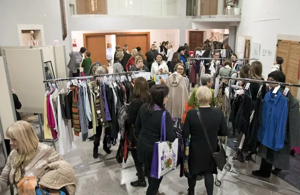Swap party, poseben večer za ženske (na fotografiji v Kopru), 
je mnogo več kot le izmenjevalnica oblačil. 