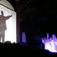 

Žive jaslice v Postojnski jami ostajajo zveste tradicionalnemu 
konceptu, vsako leto pa jih popestrijo različne novosti, letos  
igra luči med umetninami kraškega podzemlja.