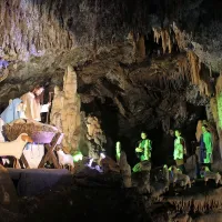 Postojnska jama je že več kot četrt stoletja edinstveno 
prizorišče živih jaslic, ki so največja postavitev živih jaslic v 
podzemni jami na svetu.