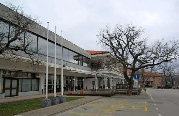 Poslovanje v gospodarski družbi Lipica turizem, ki skrbi za 
hotelsko-gostinski del v Lipici, je bilo v letošnjem novembru 
za 20 odstotkov boljše kot lani, vendar direktor 35 zaposlenim vseeno ni uspel zagotoviti cele novembrske 
plače. 