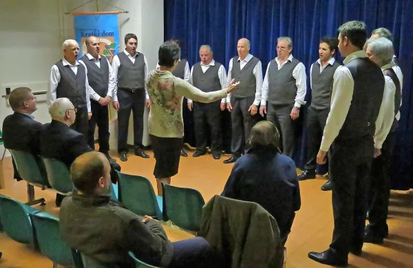 Moška vokalna skupina Kraški dom z zborovodkinjo Vesno 
Guštin Grilanc nadaljuje tradicijo skoraj 120-letnega organiziranega petja na Repentabru.

