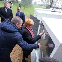 Pri zagonu toplotnih črpalk je sodelovala tudi okoljska 
ministrica Irena Majcen. V ozadju levo Kristjan Staničić.  
