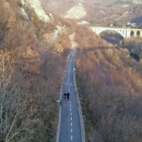 Mreže, ki varujejo pred kamenjem, so postavljene, zdaj čakajo na uporabno dovoljenje.  