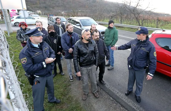 Po tem ko so policisti pridržali hrvaškega državljana, se je v 
njegovo bran postavil Slovenec, ki so ga pozneje kaznovali 
zaradi kršenja javnega reda in miru.